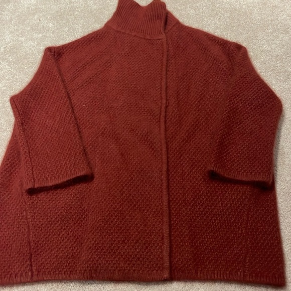 Maroon 360 cashmere button up with pockets size medium. Fits large - Picture 1 of 4